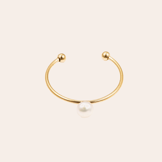 Goldfarbener Edelstahlring mit einzelner Perle, offenes Design, minimalistischer Stil