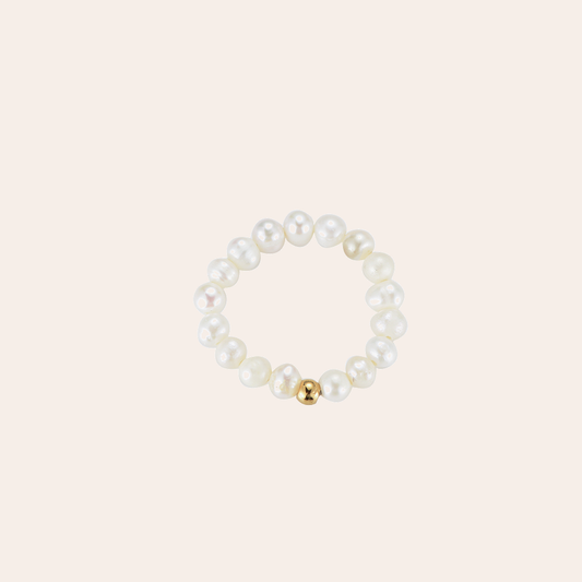 Edelstahlring mit kleinen weißen Perlen und einer goldenen Perle, rundes Design