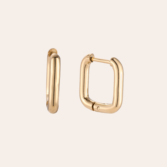 Goldene Edelstahl-Ohrringe in weicher quadratischer Form, glänzendes Finish, minimalistisch und modern gestaltet