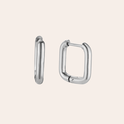 Silberne Edelstahl-Ohrringe in weicher quadratischer Form, glänzendes Finish, minimalistisch und modern