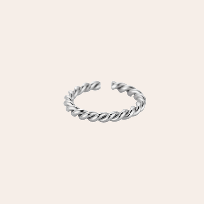 Silberner Edelstahlring mit gedrehter Struktur, offenes Design, minimalistischer Stil