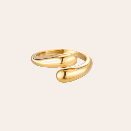 Goldener Edelstahlring mit geschwungenem, offenen Design, glänzende Oberfläche, inspiriert von Umarmungsmotiv