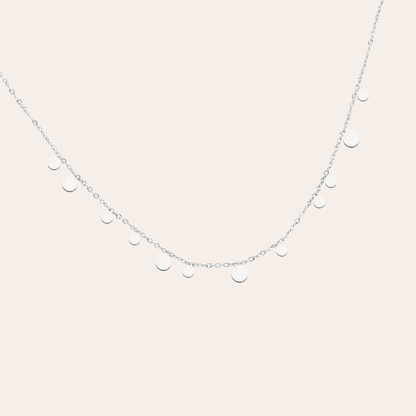 Silberne Edelstahlkette mit kleinen runden Anhängern, schlichtes Design, gleichmäßig verteilt