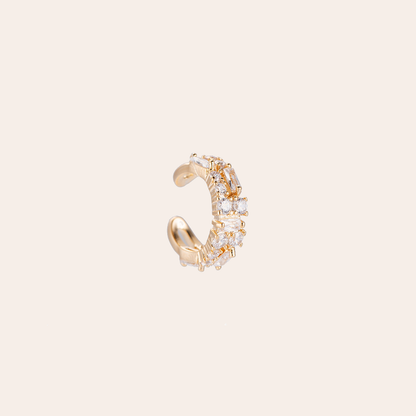 Vergoldeter Earcuff mit funkelnden Steinen, goldene Farbe, offenes Design, verziert mit rechteckigen und runden Kristallen