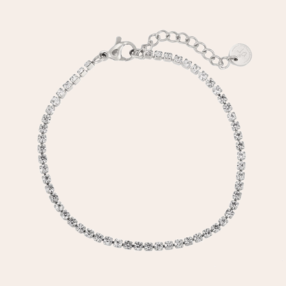Silbernes Tennisarmband aus Edelstahl mit funkelnden Steinen und verstellbarem Verschluss.